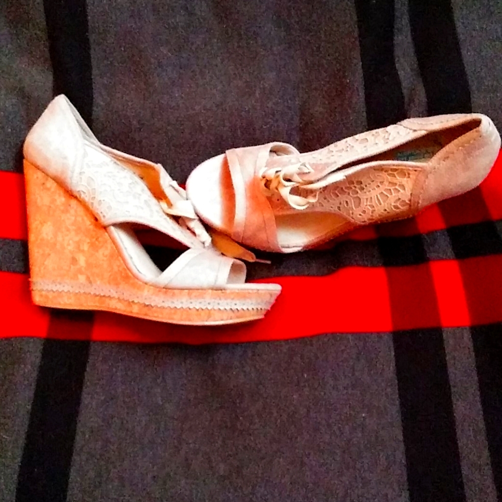 Nude wedges